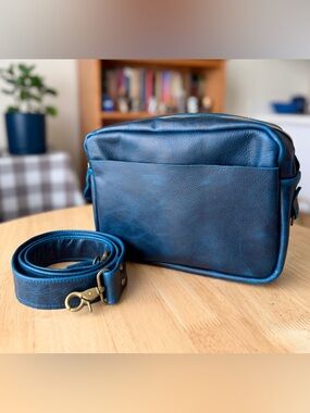 NEW 852 Leather Navy Rushmore Harper Camera Bag